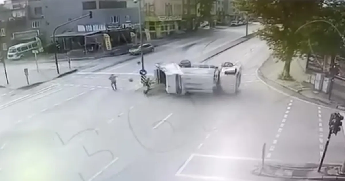 Çöp Kamyonu Ters Döndü, Panik Anları Yaşandı!
