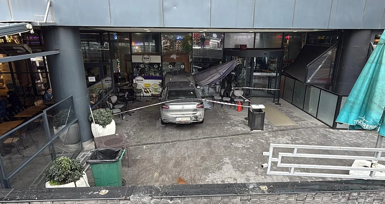 Çorlu’da Otomobil Alışveriş Merkezine Daldı!