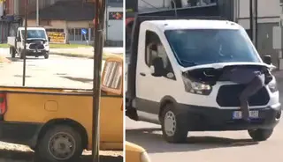 Kaputu açtı: Seyir halindeki kamyonette motor arıza tespiti!