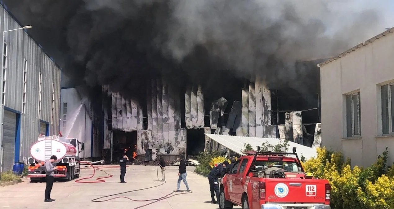 Çorlu’daki Fabrikada Büyük Yangın ve Patlama Sesleri!