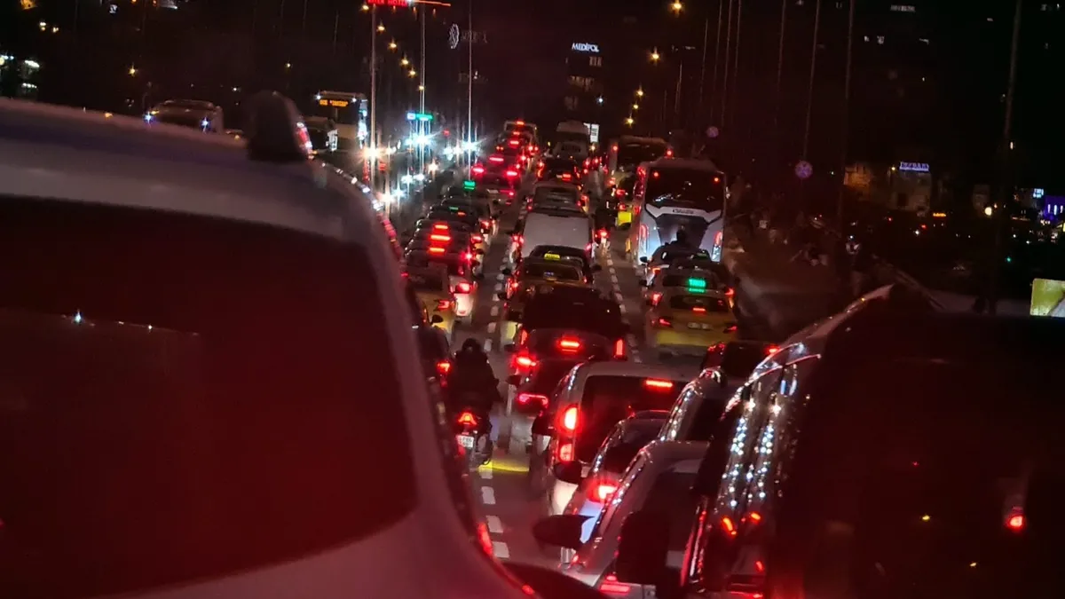 Cuma Akşamı İstanbul’da Trafik Kilitlendi!