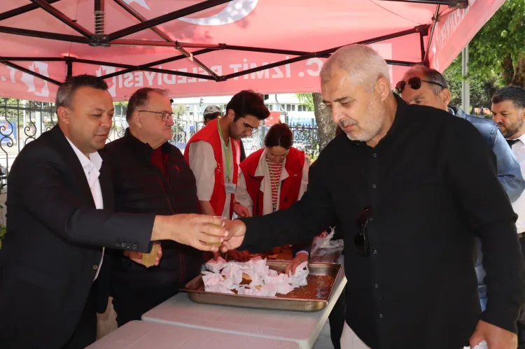 Cuma Namazı Sonrası İzmit’ten Gönül İkramı
