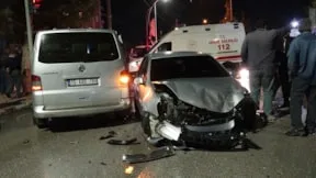 Burdur’da öğrenci servisi ile otomobil çarpıştı: 12 öğrenci hastaneye götürüldü