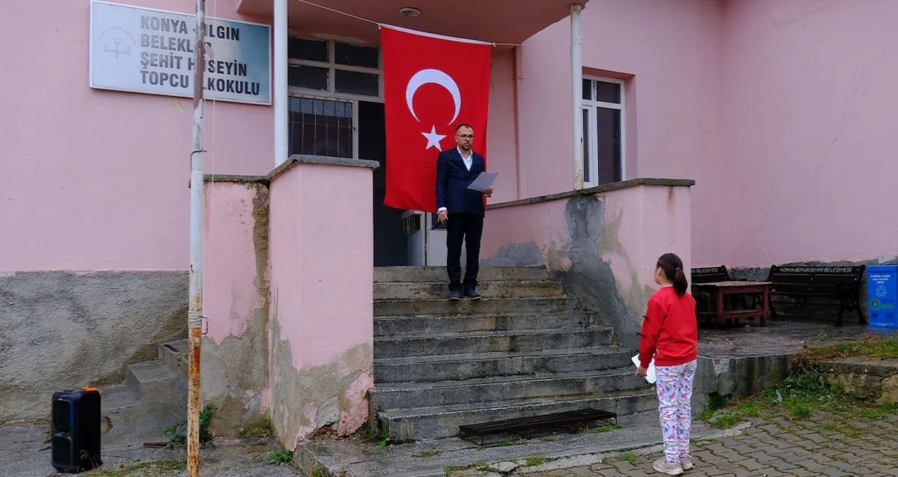Cumhuriyet Bayramı'nı iki kişi kutladılar: Öğretmenin sözleri duygulandırdı