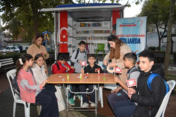 Cumhuriyet Coşkusu Gezici Kütüphane ile Taşındı