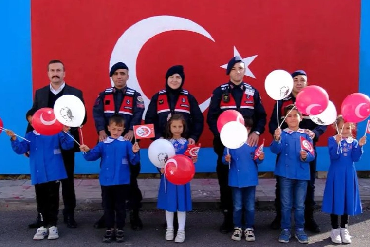 Cumhuriyet Coşkusuyla Okul Duvarına Bayrak Çizildi