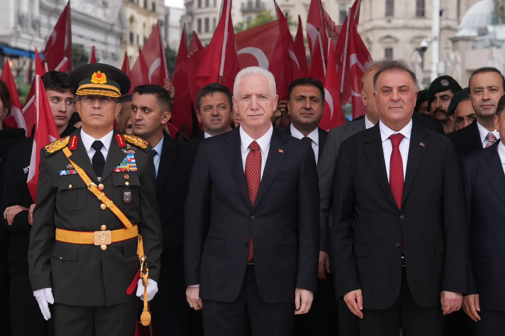 Cumhuriyetin 103. yılı için Taksim'de çelenk