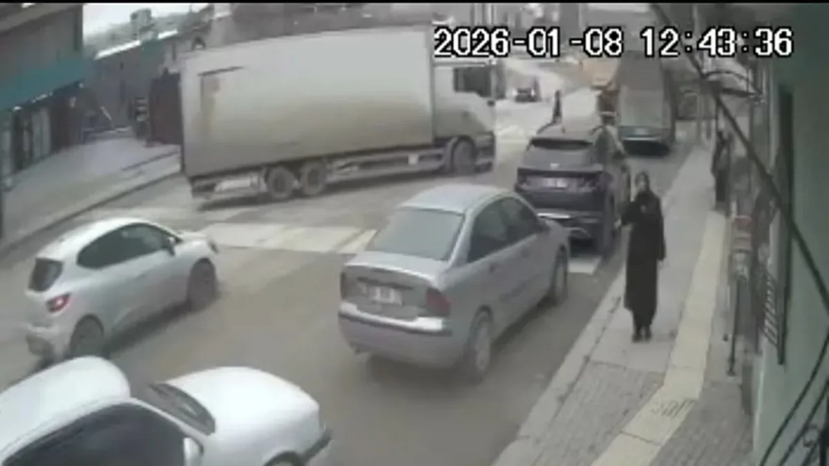 Cüzdanını almak isterken kamyon altında kaldı!