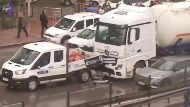 D-100’de Feci Kaza: İki Tır Arasında Kaldı!