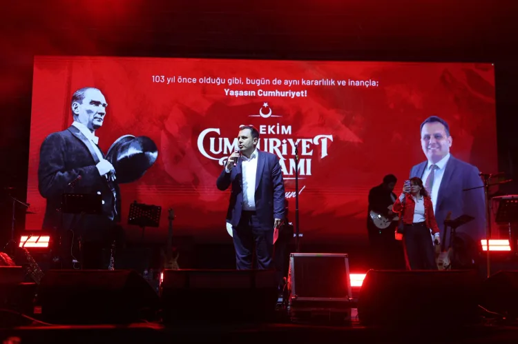 Dalaman’da Cumhuriyet Bayramı Emre Altuğ Konseriyle Kutlandı