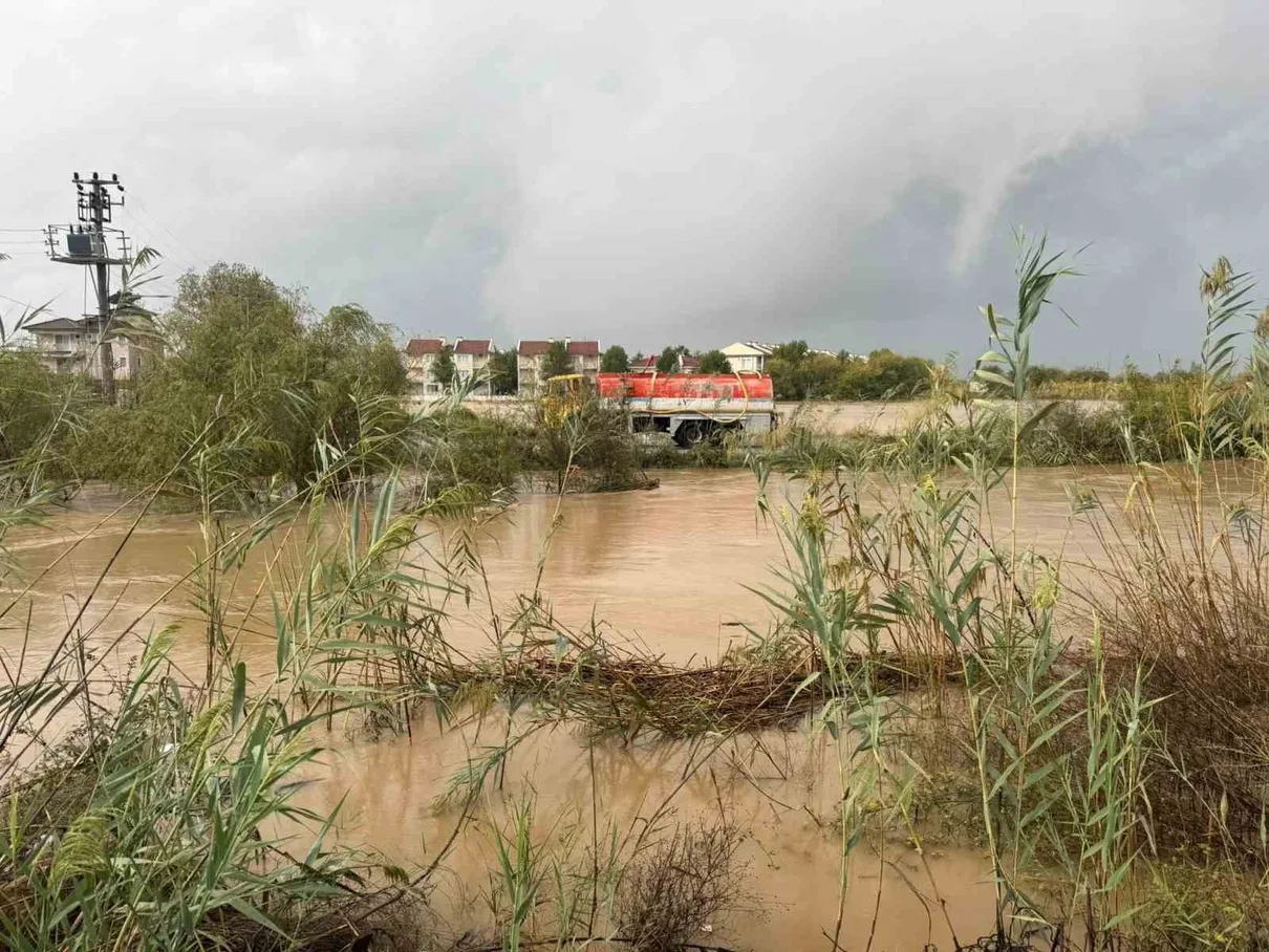 Dalaman’da Sel Felaketi: Mahalleler Su Altında, Tahliye Başladı