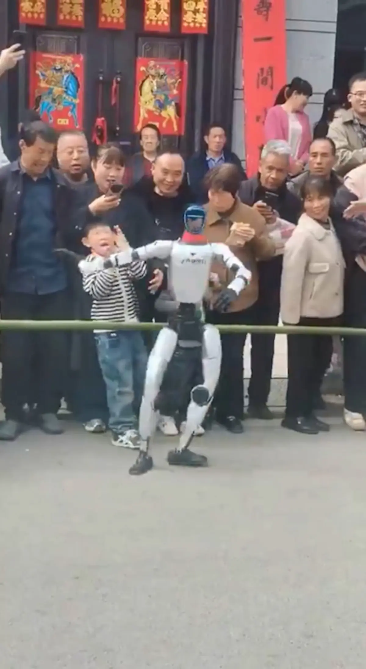 Dans ederken bir anda tokat attı! İnsansı robotun o anları sosyal medyayı şoke etti 2