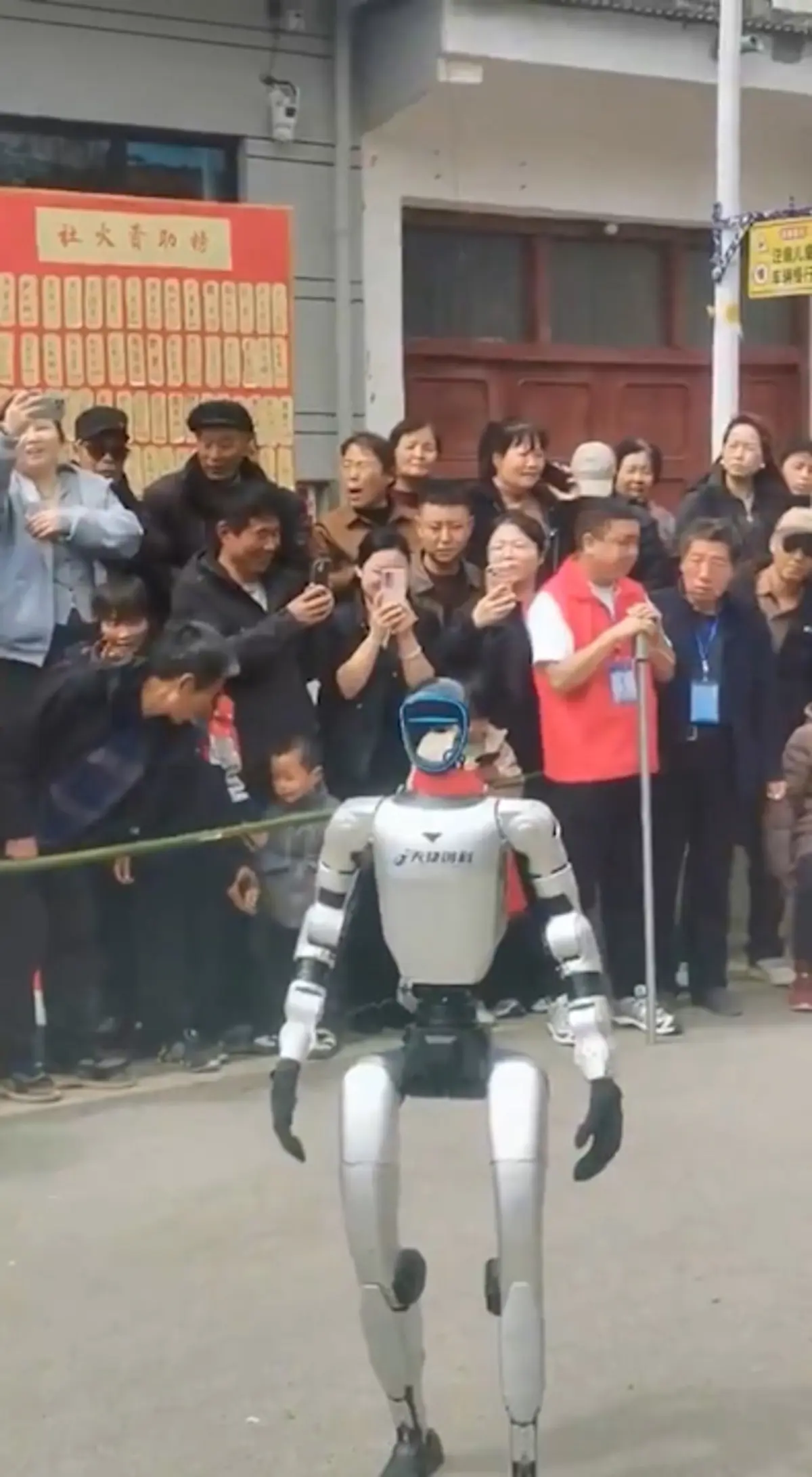 Dans ederken bir anda tokat attı! İnsansı robotun o anları sosyal medyayı şoke etti 5