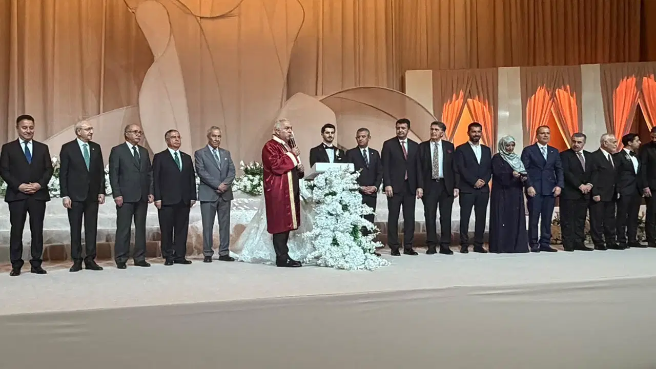 Davutoğlu’nun Oğlunun Nikâhında Dikkat Çeken Anlar!