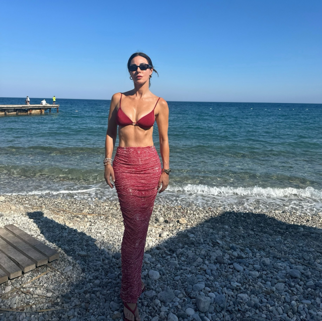 Defne Samyeli’nin 54 Yaşında Bikinili Pozları ile Gelen Yorumlar