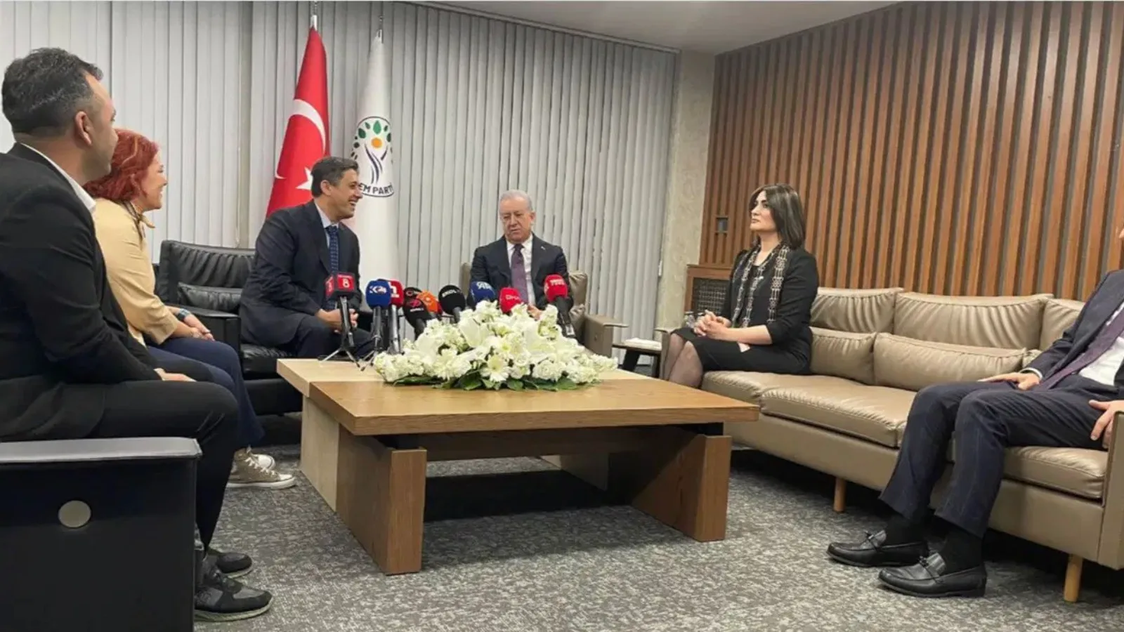 DEM Parti ve MHP Bayramda Kucaklaştı!