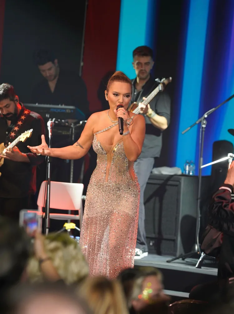 Demet Akalın, Antalya’da Unutulmaz Bir Gece Yaşattı!