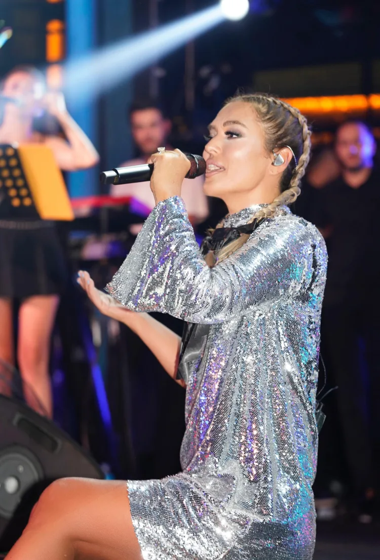Demet Akalın Kemer’de Coşkulu Bir Konser Verdi!