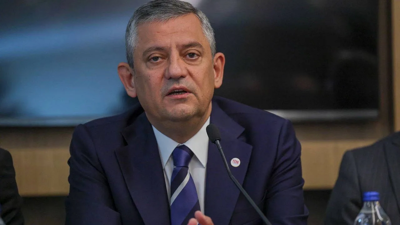 Demokrasiler Tehdit Altında: Aşınma Süreci