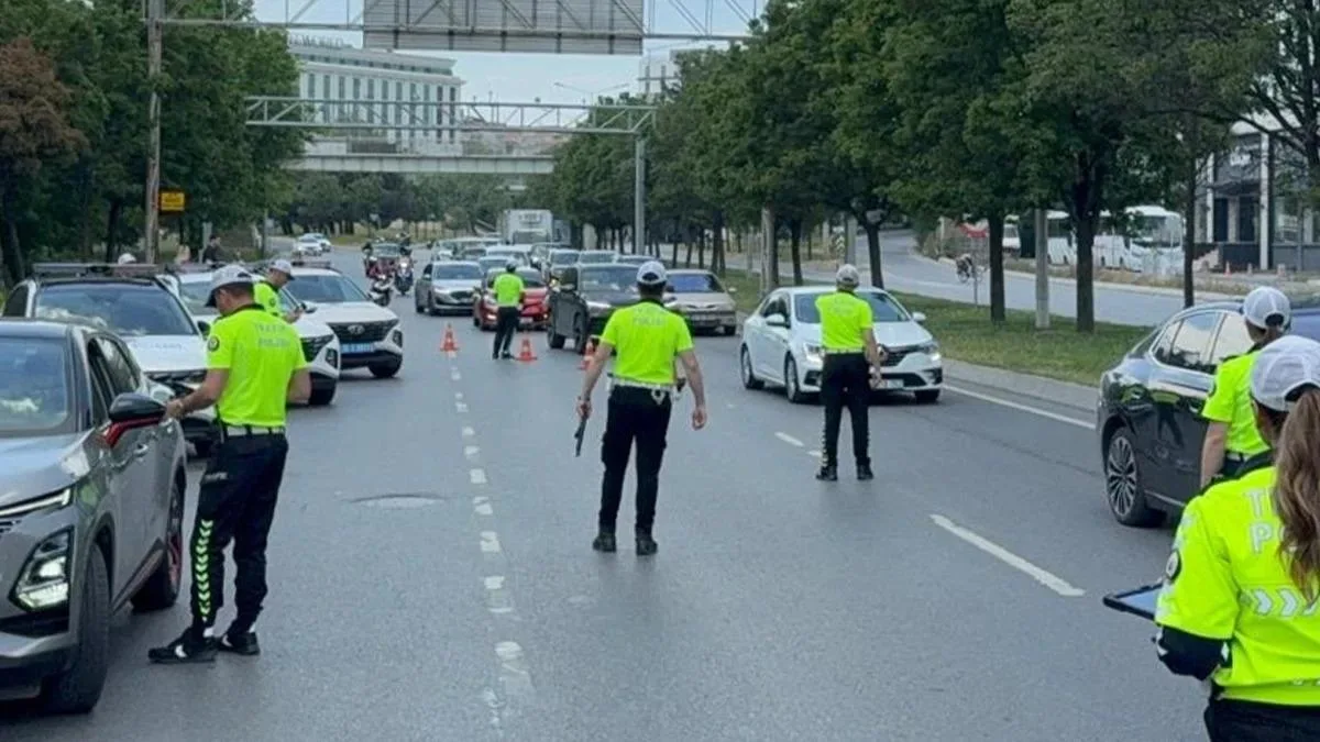 Denetimde Sürücülere Çikolata ve Kolonya İkramı