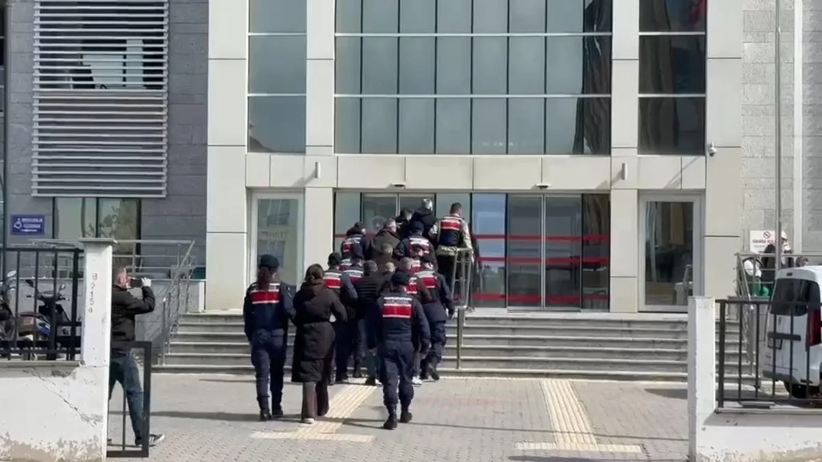 Denizde Şüpheli Tekneye Baskın: Anlar Kamerada!
