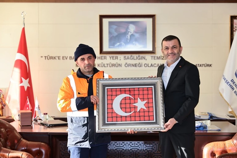 Denizli’de Bayrak Hassasiyetiyle Takdir Topladı