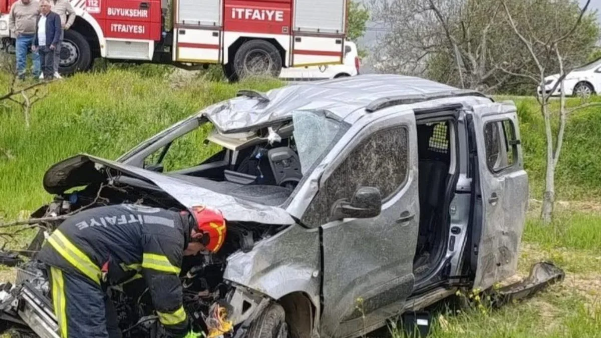 Denizli’de Kaza: 4 Kişi Araçta Sıkıştı!