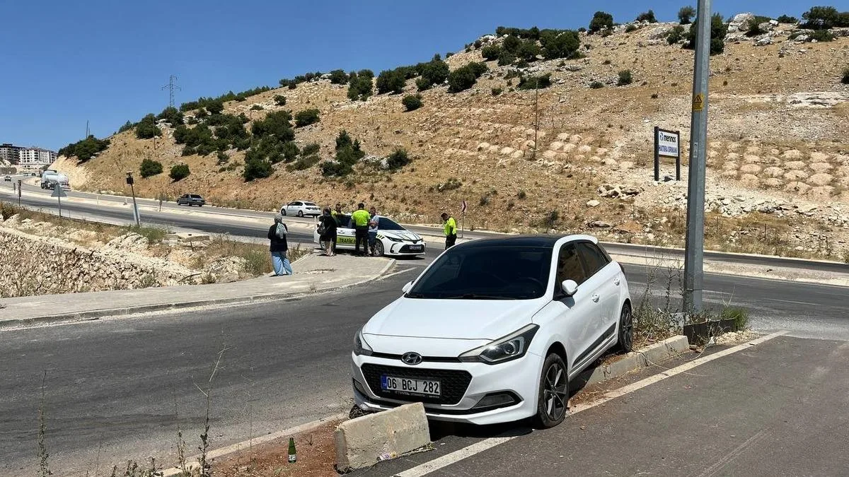 Deprem Konutları Girişinde Kaza: Araç Hasar Gördü