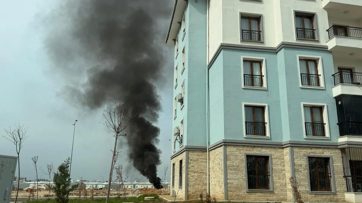 Deprem Konutları Yakınında Yangın Korkusu!