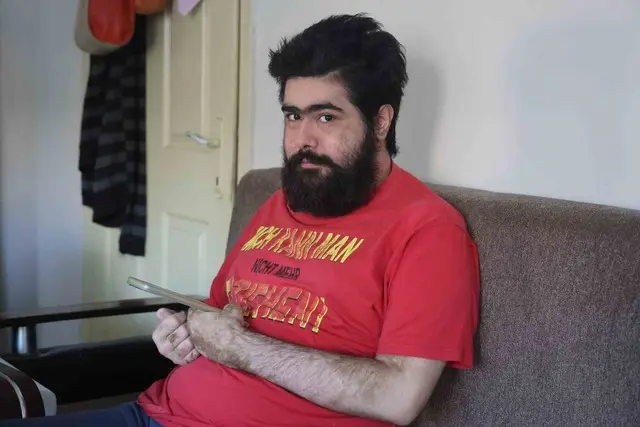 Mesajını üzerindeki tişörtle verdi! Deprem sonrası hayata küsen Hataylı genç tedaviden sonra rutinine döndü 5