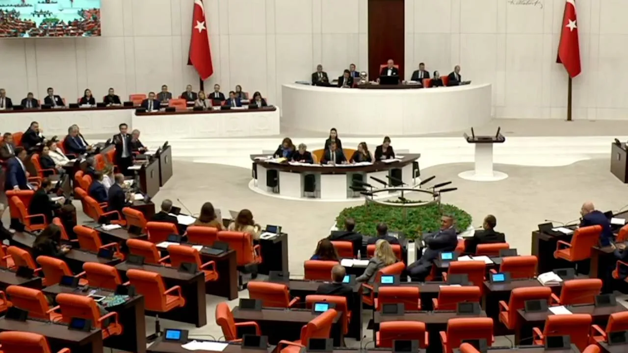 Depremde Boş Sıralar: Meclis’te 45 Vekil!