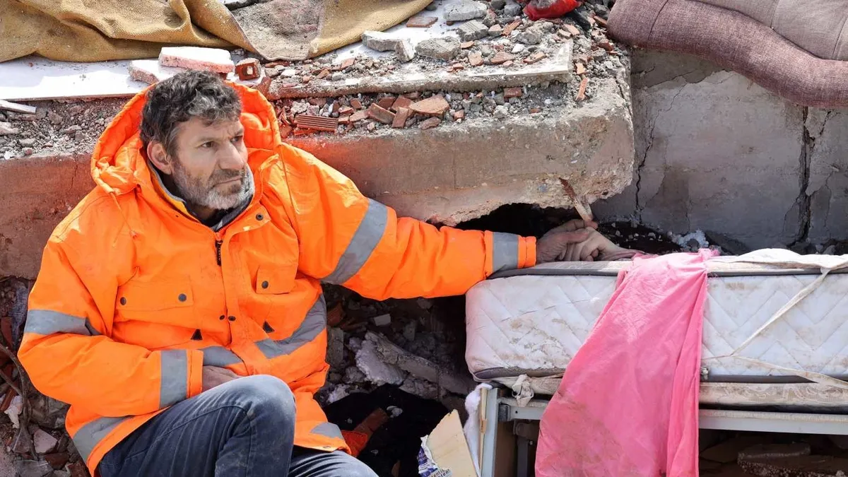 Depremde Kaybedilenler İçin Mezarlık Ziyareti
