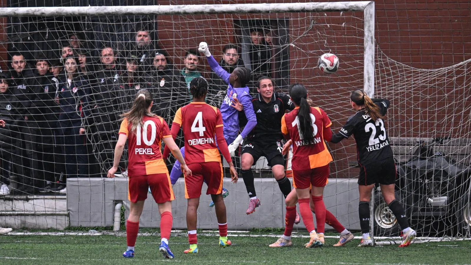 Derbide Eşitlik: Beşiktaş ve Galatasaray 4-4!