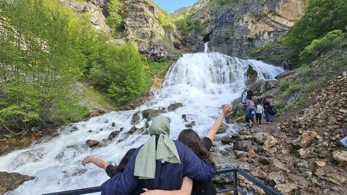 Derebağ Şelalesi Bayramda Ziyaretçi Akınına Uğradı