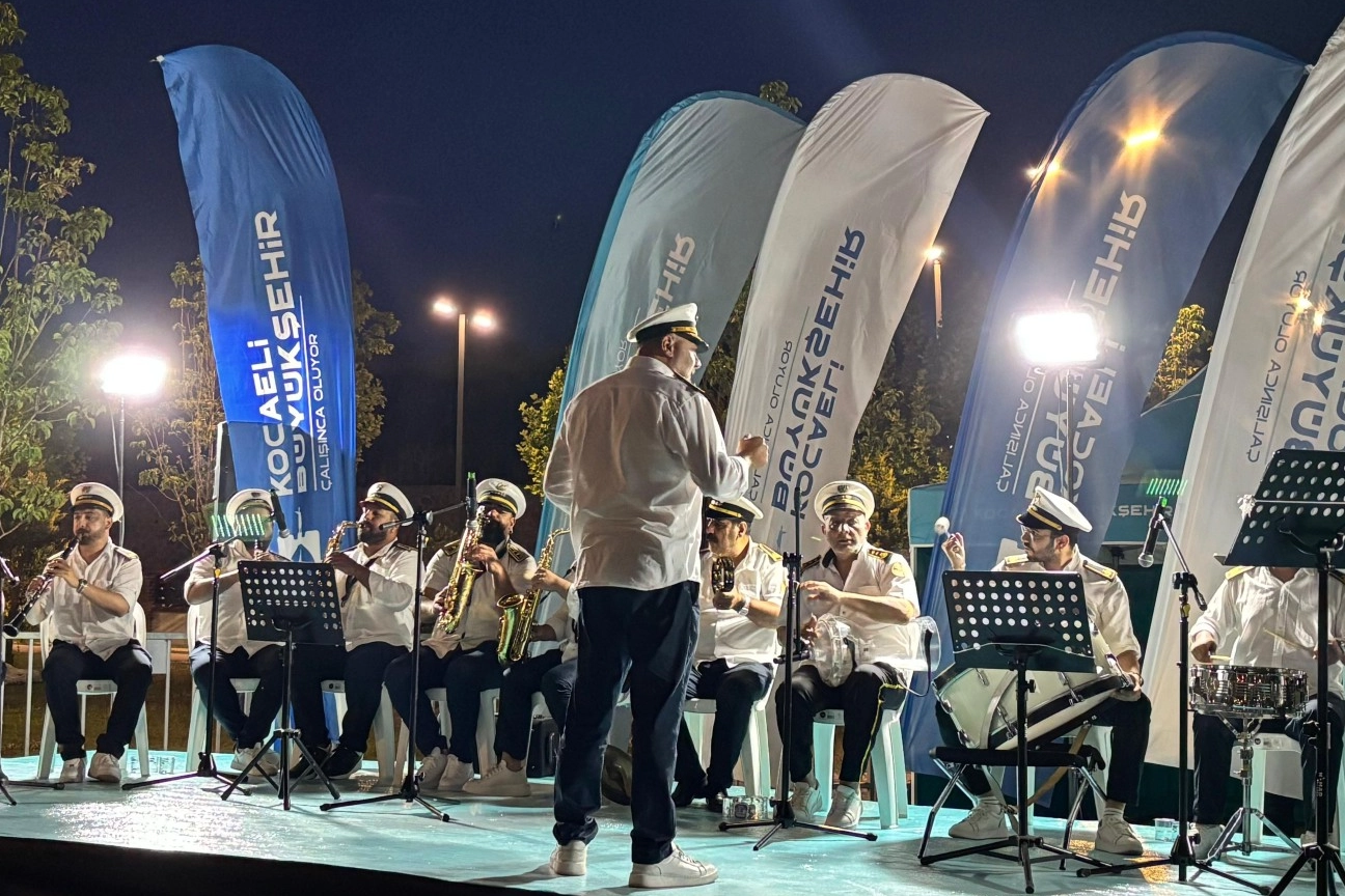 Derince Parkı’nda Müzik ve Coşku Dolu Akşam
