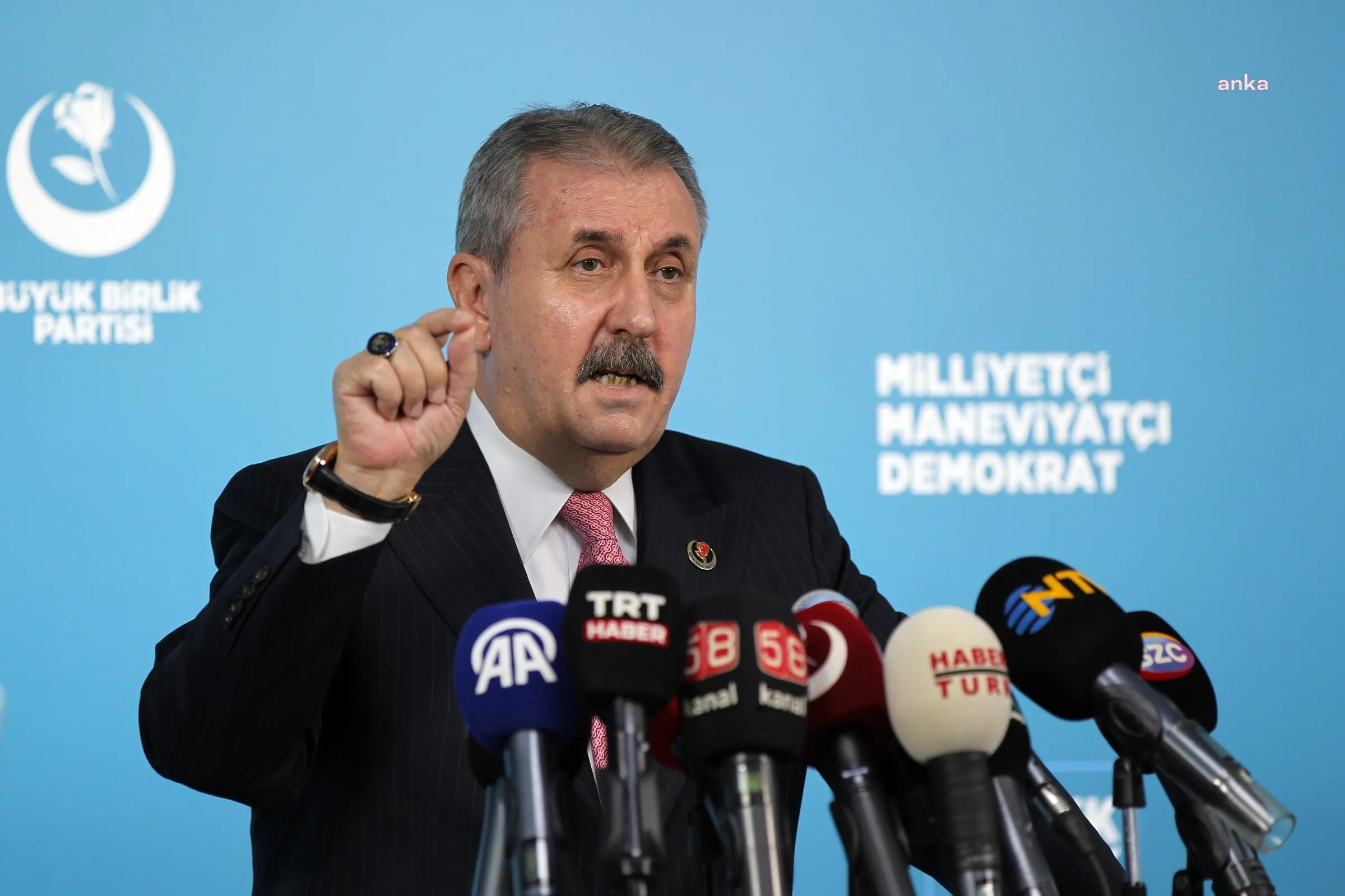 Destici: Bayrağa Elden Giderse Sınır Dışı!