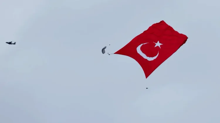 Dev Türk Bayrağı Gökyüzünde Dalgalandı!