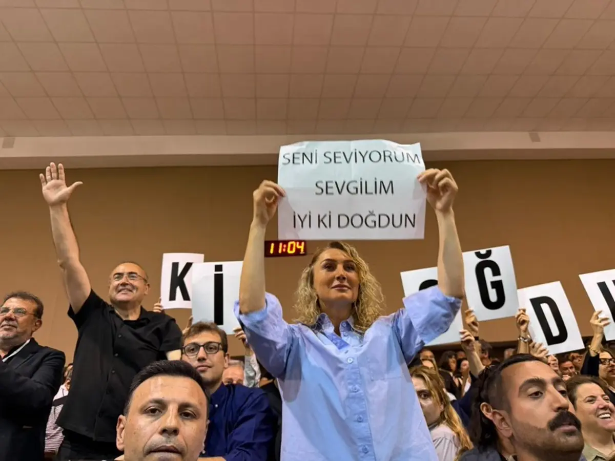 Dilek İmamoğlu ndan pasta içeri alınmayınca pankartlı çözüm! “Seni Seviyorum Sevgilim