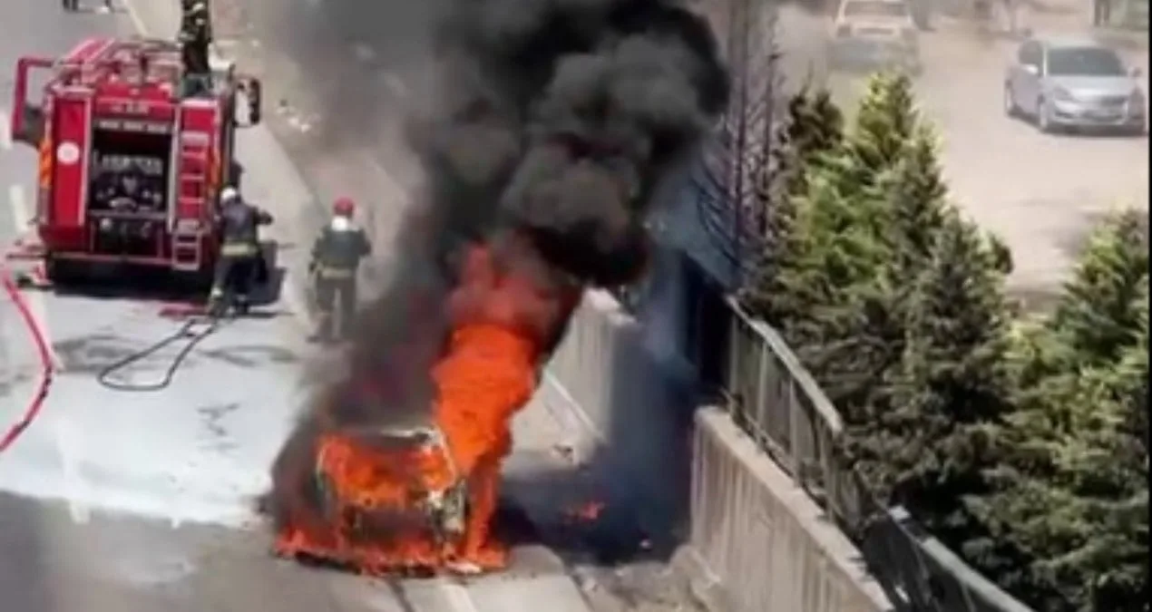 Dilovası’nda Otomobil Alev Alev Yandı, Sürücü Yaralı!