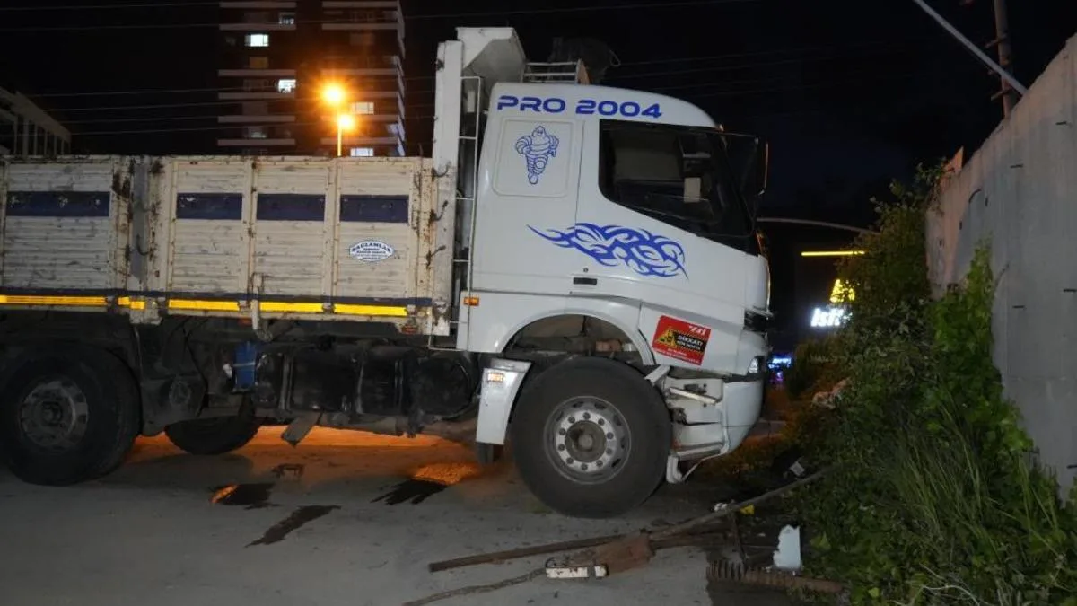 Direksiyonda Fenalaşan Sürücü Kamyonla Kaza Yaptı