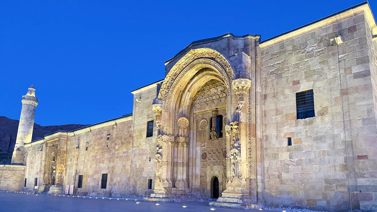 Divriği Ulu Camii’nde Işıkla Tarih Yeniden Hayat Buldu