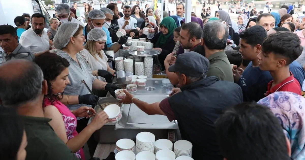 Diyarbakır’da 20 Bin Kişiye Aşure Dağıtıldı!