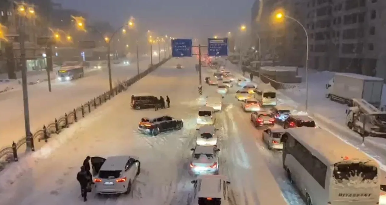 Diyarbakır’da Kar Yağışı Trafiği Felç Etti!
