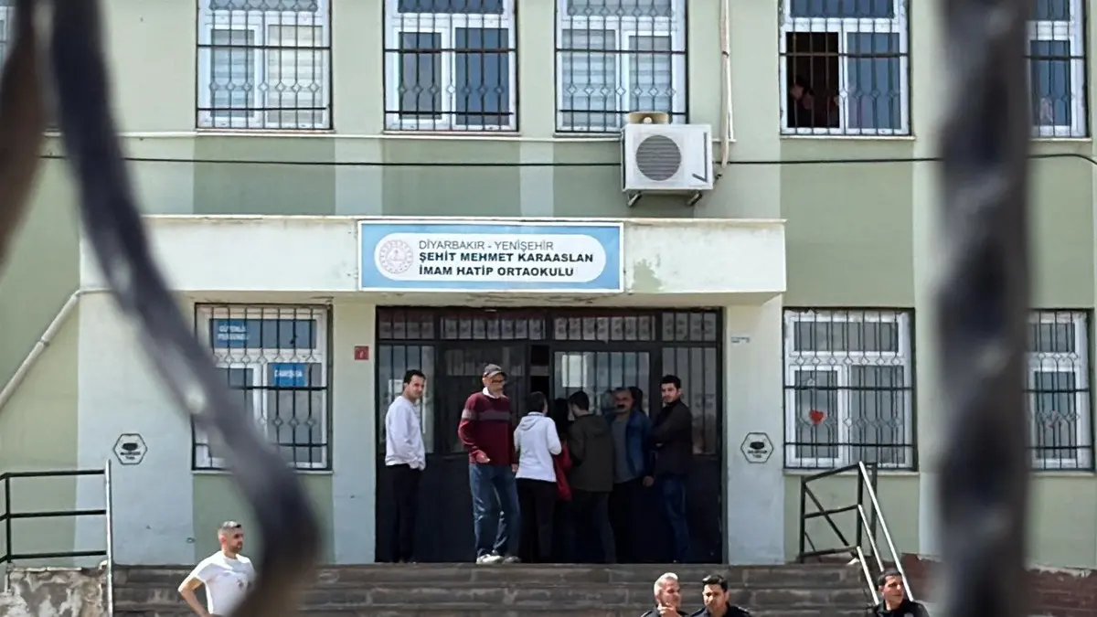 Diyarbakır da okul çevresinde silahlı saldırı paniği! Korkunç anlar kamerada 4