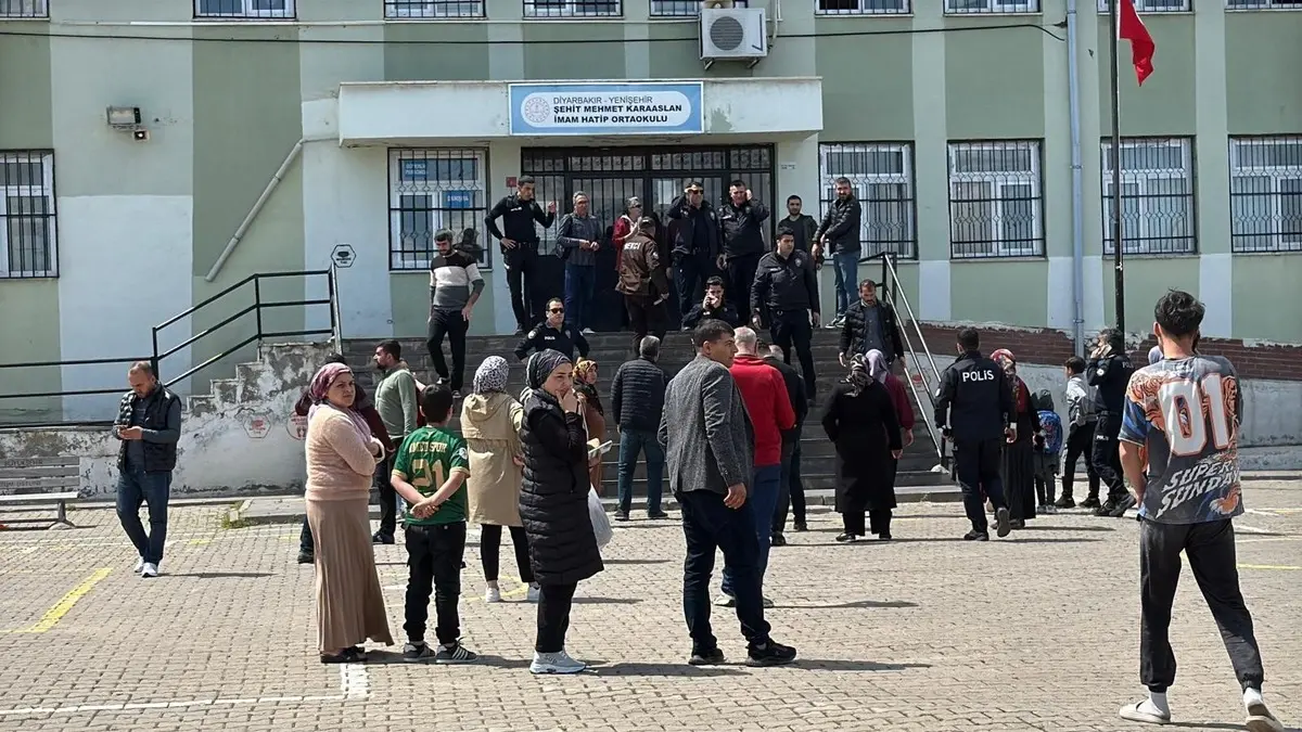 Diyarbakır da okul çevresinde silahlı saldırı paniği! Korkunç anlar kamerada 3