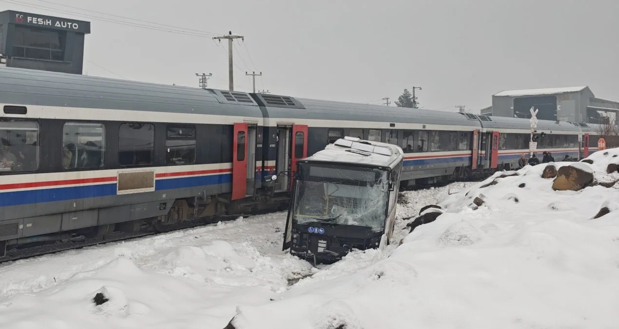 Diyarbakır’da Otobüs ve Tren Çarpıştı: Sürücü Yaralı!
