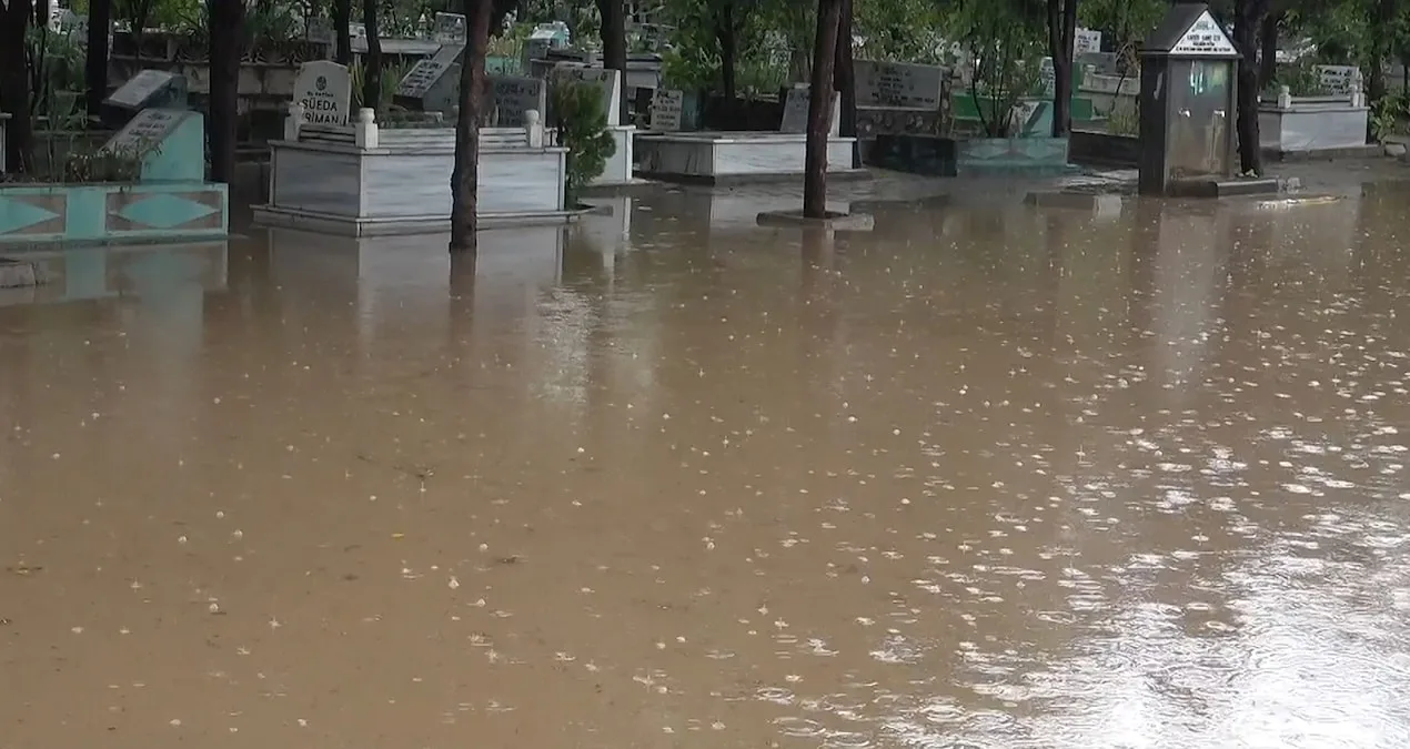 Diyarbakır'da Sağanak Yağış Kabirleri Su Altında Bıraktı