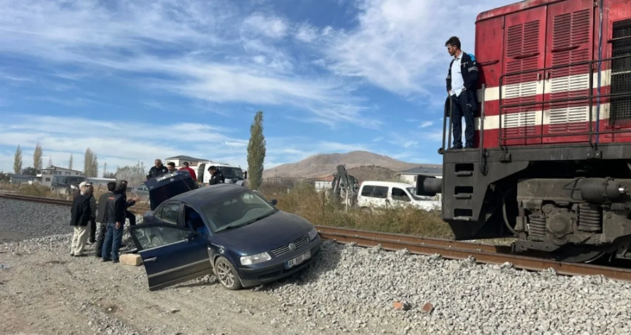 Doğanşehir’de Lokomotifin Çarptığı Otomobil Kazası