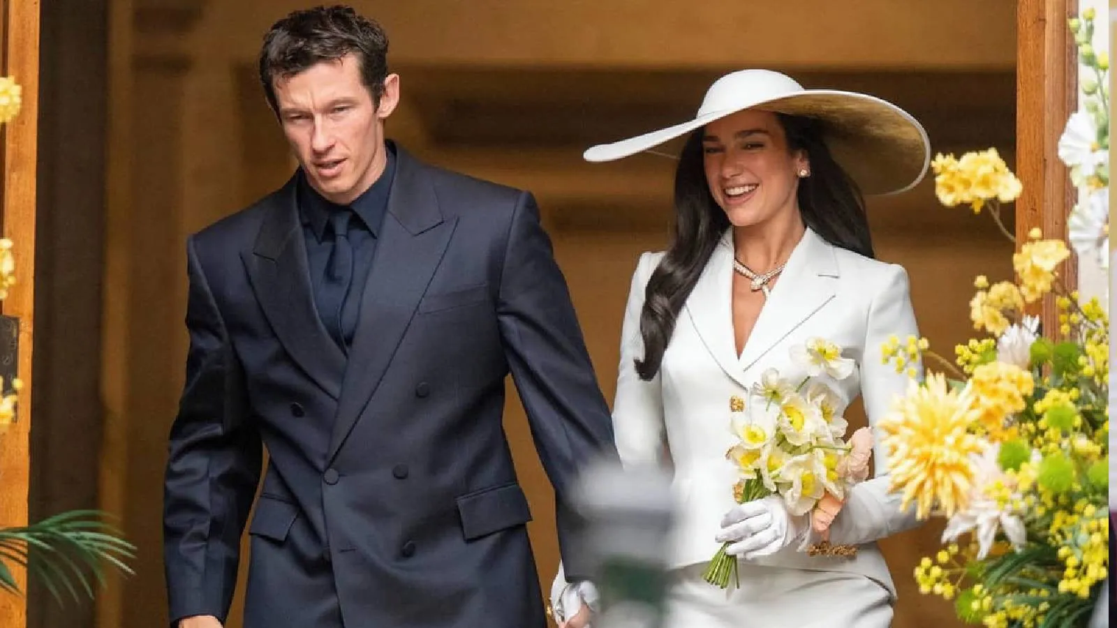 Dua Lipa ve Callum Turner Sade Bir Törende Evlendi!