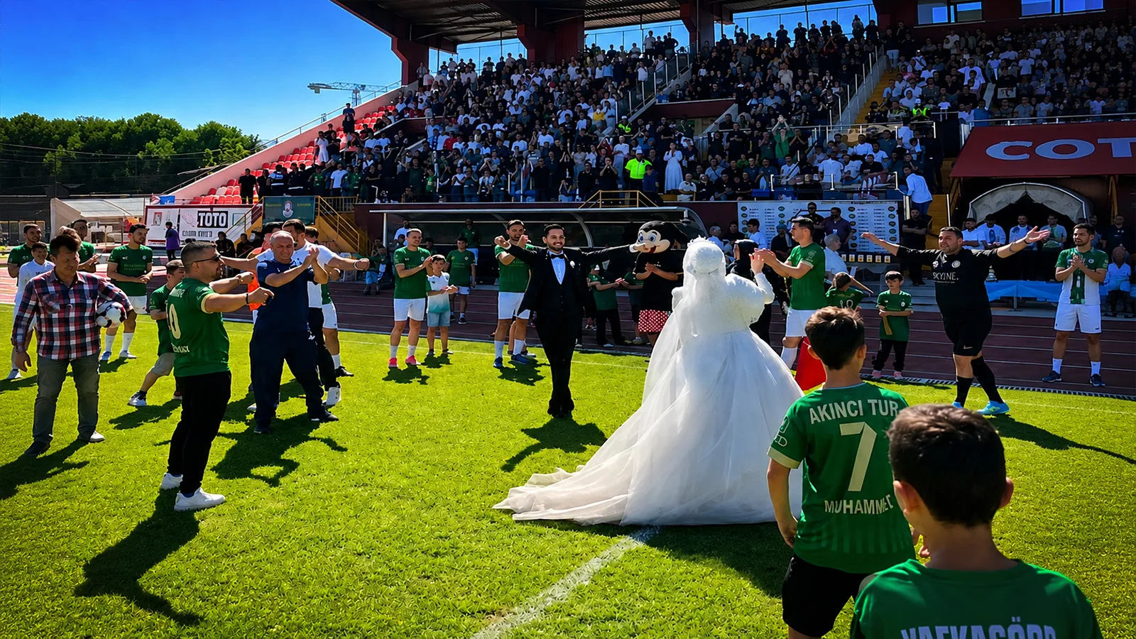Düğün Günü Futbol Maçında Gelin-Damat Coşkusu